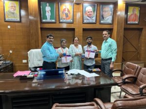 सम्मानित होते युवा
